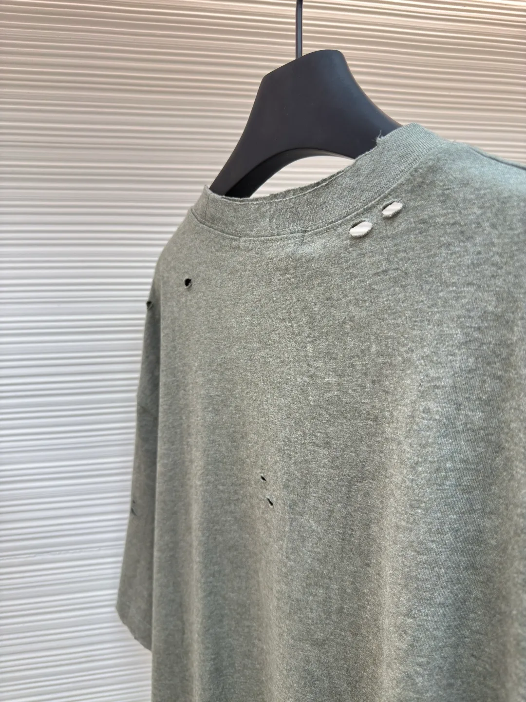 Acne Studios Distressed Printed Short Sleeves ●Authentic: Purchased and developed for 3000 ●Item No.: 1680376-A00 ●Fabric: Double-ply cotton plain fabric ●Technology: Distressed printing ●Version: Fitted version ●Weight: about 265 grams ●Size: S-M-L-XL ●Description: Customized Dream Double-ply cotton plain fabric with excellent texture, comfortable and skin-friendly, with deep black as the main color Like the mottled rust on ancient copperware, the unruly soul of AcneStudios is engraved on the chest. The ingenious integration of hole elements and wanton swaying on the black canvas is a deliberate rebellion, a break away from the shackles of tradition, and unique in the wave of trends. Glue printing is used. The chest printing is modified three times with the film screen. The glue liquid paint is used to print the pattern on the fabric. The fabric is baked to fix the printed pattern. Many parts of the body of the garment are worn and worn by pure artificial regularity, and hand brush marks are added to the surface of the garment to add texture and depth to imitate the texture of natural wear and tear. The fabrics have been washed to give them a better feel and texture. They are not easy to deform, shrink or fade, and maintain their long-lasting beauty. The overall color is consistent with no color difference. It can be matched with the same style to create a fashionable look, and can be used in various occasions. Customized accessories, complete with three standards, the same style for men and women!